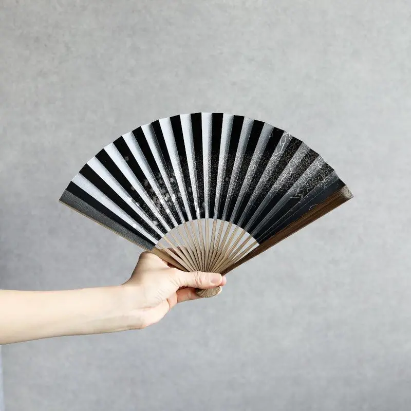 Contemporary Kyoto Fan – Hakuzu Image1 Matte Black, 7-Sun Folding Style 1