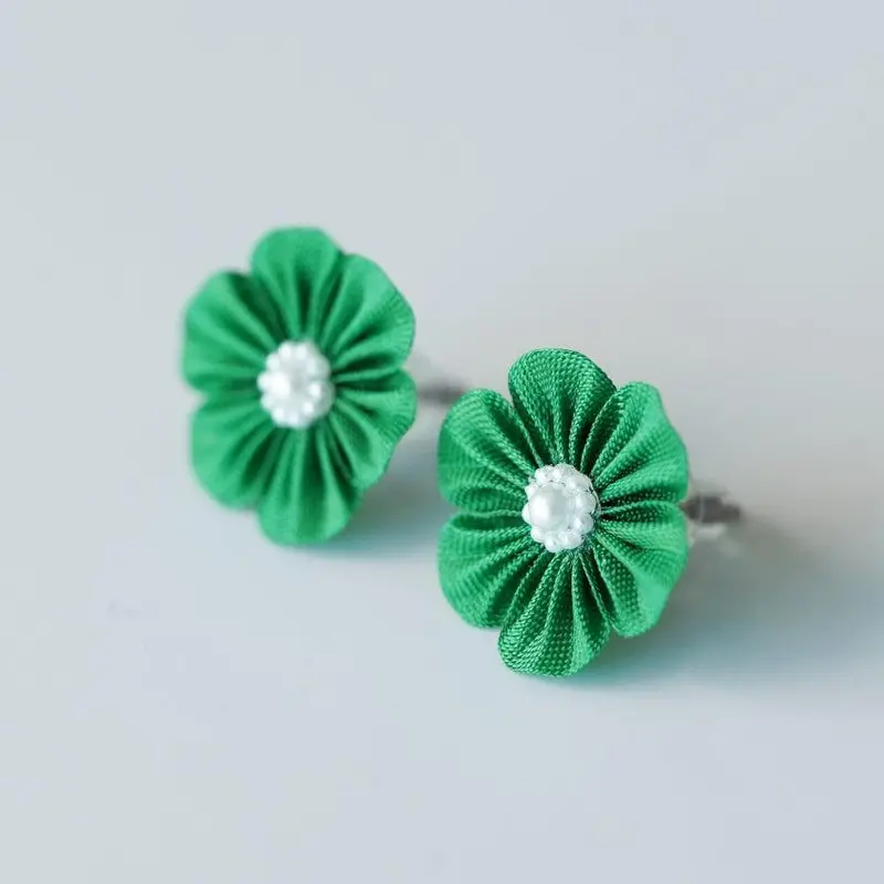 Fresh Green Senryoku Cloth Flower – Handcrafted Tsumami Kanzashi Piece 1