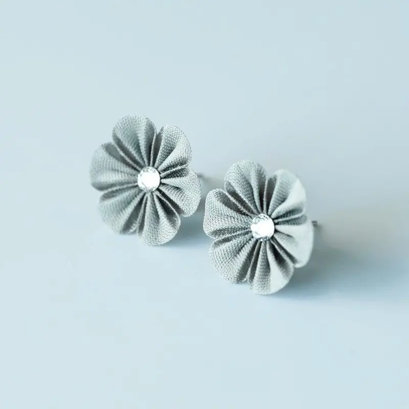 Gray Tsumami Kanzashi Cloth Flower Hair Ornament – Traditional Japanese Folded Fabric Art 1