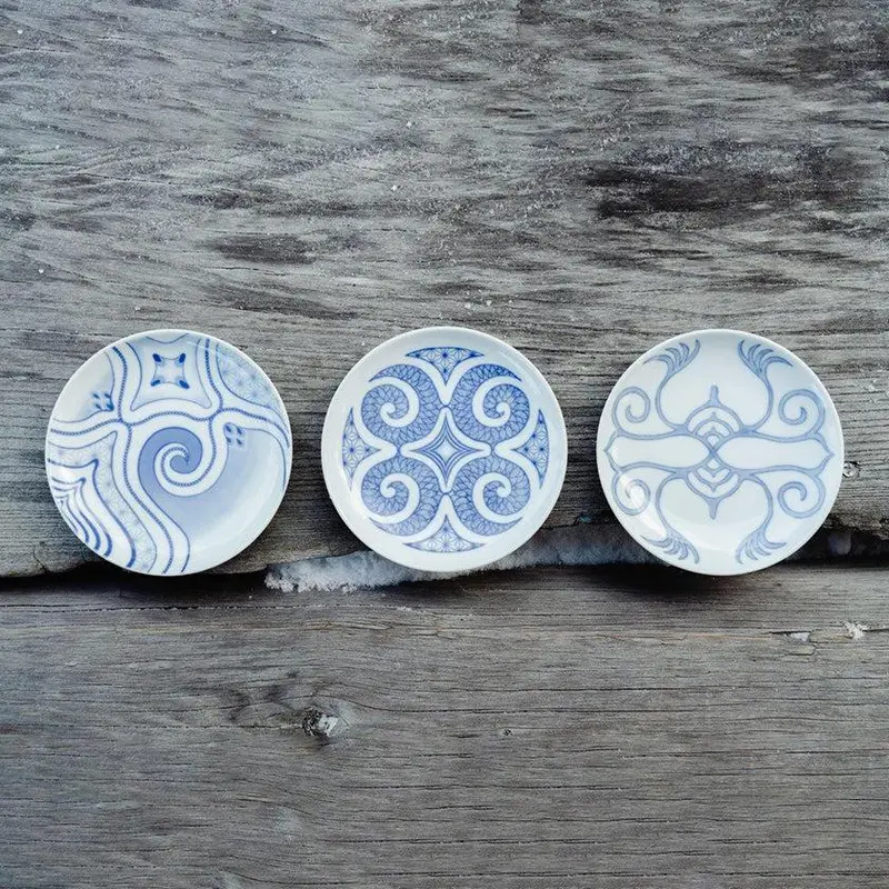 Indigo-Dyed Blue-And-White Plate By Fukiko Goukon – Hand-Printed Ceramic Design 1