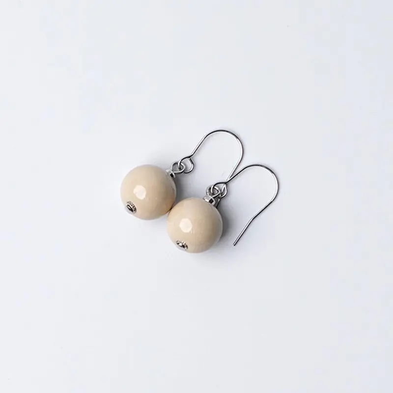 Masuisai Lacquer Bead Earrings – Soft Beige Bead Finish 1