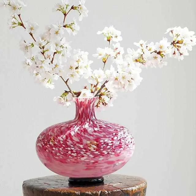 Minimalist Flower Light Vase – Contemporary Tsugaru Vidro Design By Aderia 1