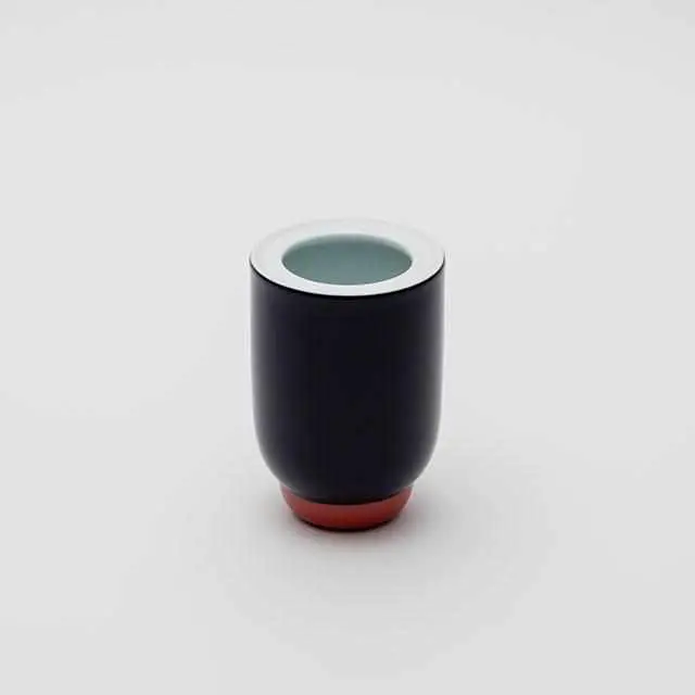 Pauline Deltour Compact Vase: White, Dark Blue, And Red – Imari Ceramic 1