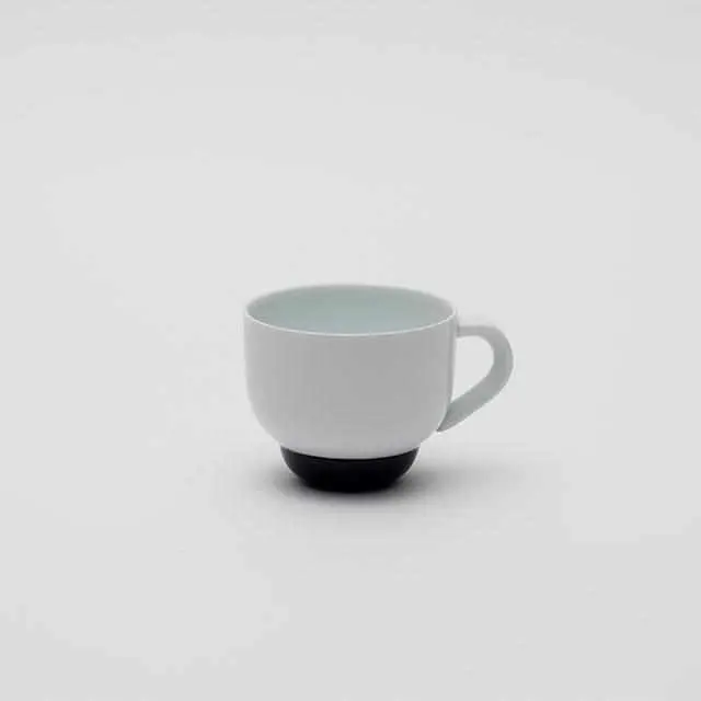 Pauline Deltour Dual-Tone Teacup: White With Dark Blue Accents – Imari Porcelain 1