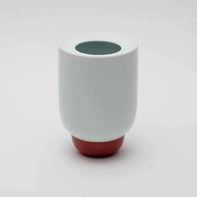 Pauline Deltour Oversized White-And-Red Vase – Imari-Arita Decorative Ware 1