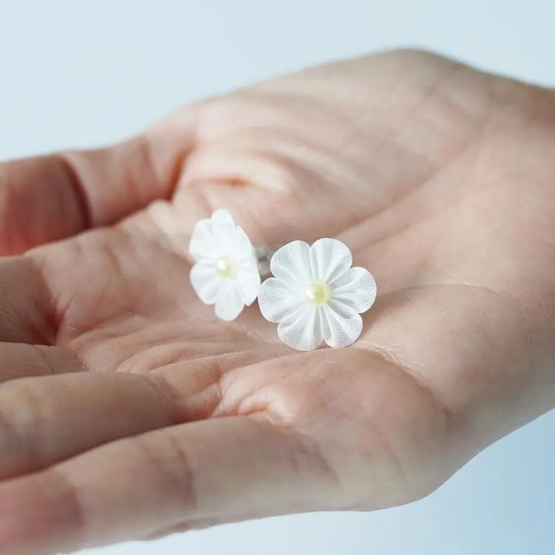 Pure White Gofun-Finished Cloth Flower – Artisanal Tsumami Kanzashi Hairpin 1