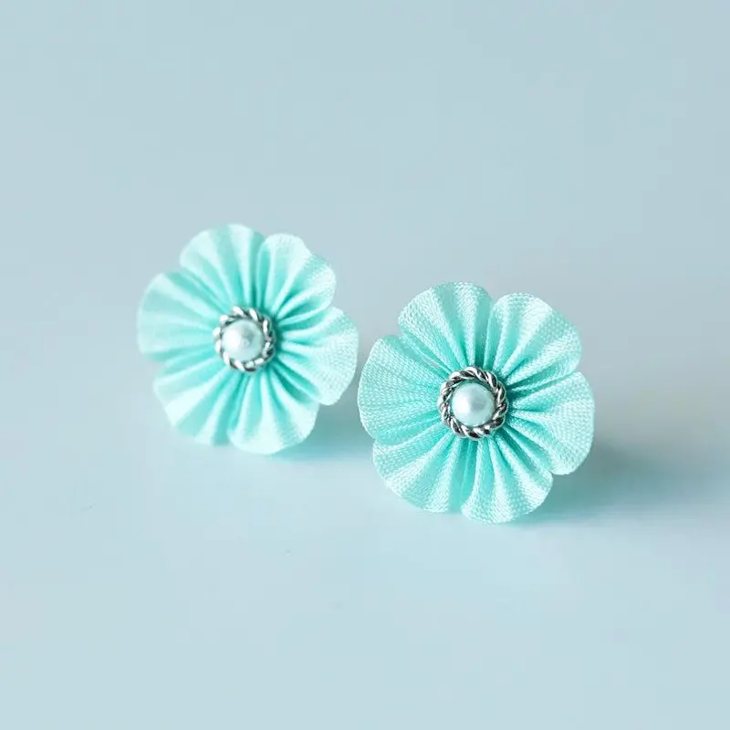 Serene Light Blue Aijiro Cloth Flower – Artisanal Tsumami Kanzashi Design 1