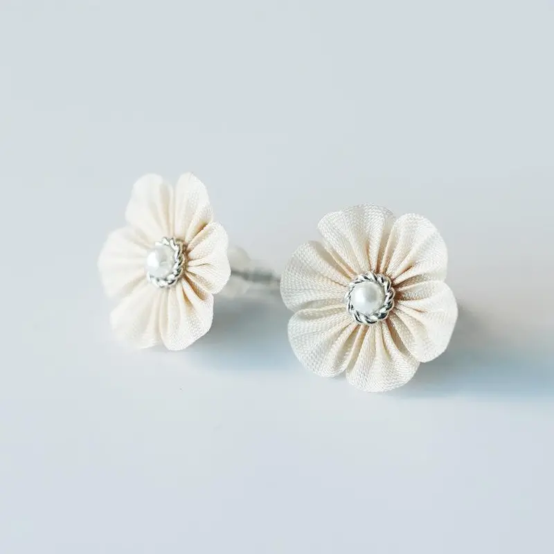 Soft Beige Tonoko Cloth Flower – Delicate Tsumami Kanzashi Hair Accessory 1