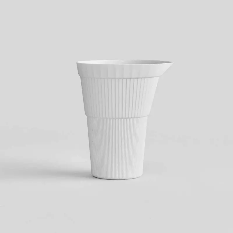 Utsuā Imari-Arita Gloss White Carafe – Elegant Ceramic Pitcher For Water Or Juice 1