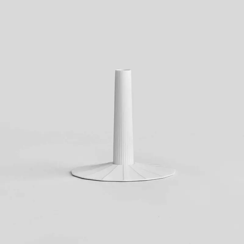 Utsuā Imari-Arita Glossy White Single-Flower Vase – Minimalist Ceramic Design 1