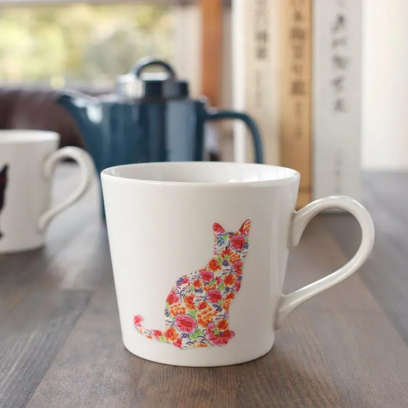 White Sitting Cat Mug – Expressive Mino Ware Cup, Marumo Takagi 1